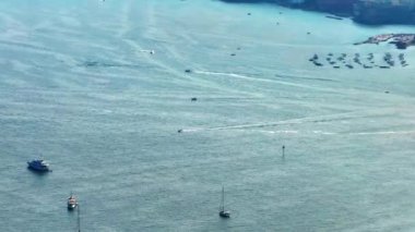  Napoli, İtalya manzarası, tarihi merkezin havadan görünüşü, tüm İtalya 'nın panoramik insansız hava aracı görüntüsü. Tarihi yerler üzerinde uçmak, dar sokaklar 