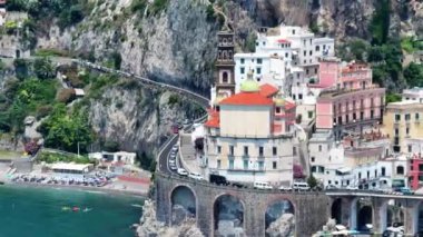 Maiori tatil köyünün insansız hava aracı sineği, Amalfi kıyısı, İtalya, Güzel İtalyan Villa Porto di Maiori Hava aracı manzaralı mavi deniz manzaralı. 