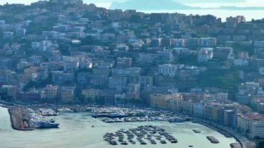  Napoli, İtalya manzarası, tarihi merkezin havadan görünüşü, tüm İtalya 'nın panoramik insansız hava aracı görüntüsü. Tarihi yerler üzerinde uçmak, dar sokaklar 