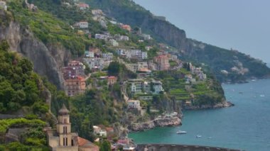 Maiori tatil köyünün insansız hava aracı sineği, Amalfi kıyısı, İtalya, Güzel İtalyan Villa Porto di Maiori Hava aracı manzaralı mavi deniz manzaralı. 
