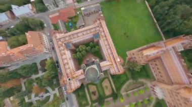 Chernivtsi Üniversitesi 'nin havadan görünüşü, Ukrayna' daki bir unesko dünya mirası sahasının üzerinde uçmak, Ukrayna 'nın ünlü tarihi binası, kuleleri, kubbeleri ve yeşil bahçesi olan muhteşem eski üniversite binası.