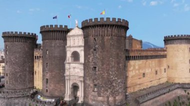  Napoli, İtalya manzarası, tarihi merkezin havadan görünüşü, tüm İtalya 'nın panoramik insansız hava aracı görüntüsü. Tarihi yerler üzerinde uçmak, dar sokaklar 