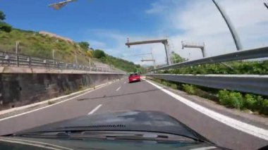 Napoli, İtalya - 2 Ağustos 2023, Amalfi Sahil yollarında araba sürerken, Positano 'nun pitoresk köyünde dar sokaklar boyunca sürerken. Avrupa 'da tatil ve seyahat kavramı. 