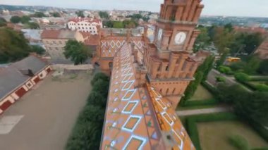 Chernivtsi Üniversitesi 'nin havadan görünüşü, Ukrayna' daki bir unesko dünya mirası sahasının üzerinde uçmak, Ukrayna 'nın ünlü tarihi binası, kuleleri, kubbeleri ve yeşil bahçesi olan muhteşem eski üniversite binası.