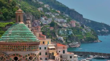 Maiori tatil köyünün insansız hava aracı sineği, Amalfi kıyısı, İtalya, Güzel İtalyan Villa Porto di Maiori Hava aracı manzaralı mavi deniz manzaralı. 