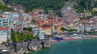 Maiori tatil köyünün insansız hava aracı sineği, Amalfi kıyısı, İtalya, Güzel İtalyan Villa Porto di Maiori Hava aracı manzaralı mavi deniz manzaralı. 