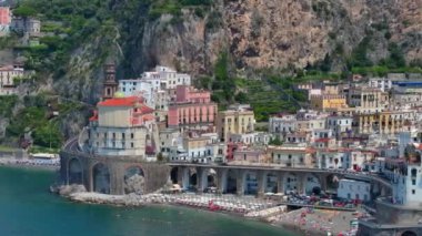 Atrani, Amalfi Sahili, İtalya. Günbatımında İtalya 'nın Amalfi Sahili' nde bulunan ünlü Atrani şehrinin havadan çekilmiş görüntüsü. Kasabanın manzarası Yazın altın saatinde kıyı şeridi olan güzel kasaba 