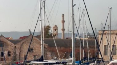Güzel Eski şehir, Yunanistan ve en güzel manzaralı yerler - eski Chania kentinin manzaralı manzarası. Girit adası, eski Venedik limanı ve deniz fenerinin panoramik mavi saat, Seyahat Konseptleri