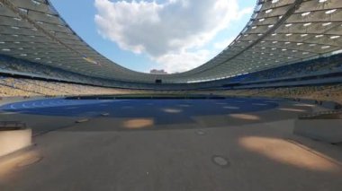 FPV uçuşu, Stadyum. Gece gündüz şehir manzarası. Yukarıdan aydınlık stadyuma kadar oyunlar ve taraftarlarla dolu bir manzara. Stadyum, Kiev, Ukrayna, Futbol stadyumu sahası, futbol arka planı, açık hava sporları 
