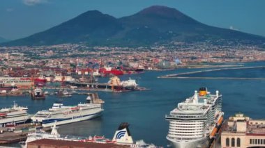 Napoli, İtalya - 2 Ağustos 2023 - Napoli, İtalya 'nın manzarası, tarihi merkezin havadan görünüşü, tüm İtalya' nın panoramik insansız hava aracı görüntüsü. Tarihi yerler üzerinde uçmak, dar sokaklar 