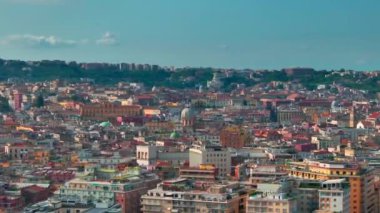 Napoli, İtalya - 2 Ağustos 2023 - Napoli, İtalya 'nın manzarası, tarihi merkezin havadan görünüşü, tüm İtalya' nın panoramik insansız hava aracı görüntüsü. Tarihi yerler üzerinde uçmak, dar sokaklar 