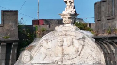 Napoli, İtalya - 2 Ağustos 2023 - Napoli, İtalya 'nın manzarası, tarihi merkezin havadan görünüşü, tüm İtalya' nın panoramik insansız hava aracı görüntüsü. Tarihi yerler üzerinde uçmak, dar sokaklar 