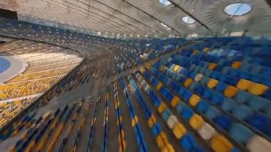 FPV uçuşu, Stadyum. Gece gündüz şehir manzarası. Yukarıdan aydınlık stadyuma kadar oyunlar ve taraftarlarla dolu bir manzara. Stadyum, Kiev, Ukrayna, Futbol stadyumu sahası, futbol arka planı, açık hava sporları 