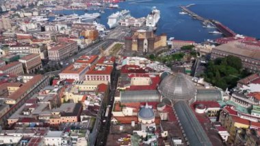 Napoli, İtalya - 2 Ağustos 2023 - Napoli, İtalya 'nın manzarası, tarihi merkezin havadan görünüşü, tüm İtalya' nın panoramik insansız hava aracı görüntüsü. Tarihi yerler üzerinde uçmak, dar sokaklar 