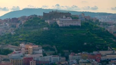 Napoli, İtalya - 2 Ağustos 2023 - Napoli, İtalya 'nın manzarası, tarihi merkezin havadan görünüşü, tüm İtalya' nın panoramik insansız hava aracı görüntüsü. Tarihi yerler üzerinde uçmak, dar sokaklar 