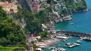 Maiori tatil köyünün insansız hava aracı sineği, Amalfi kıyısı, İtalya, Güzel İtalyan Villa Porto di Maiori Hava aracı manzaralı mavi deniz manzaralı. 