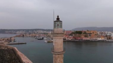 Muhteşem deniz feneri Yunanistan 'la Chania' nın havadan görünüşü. Güzel Eski şehir, Yunanistan ve en güzel manzaralı yerler - eski Chania kentinin manzaralı manzarası. Girit Adası, Panoramik, Seyahat Kavramları