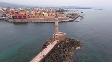 Muhteşem deniz feneri Yunanistan 'la Chania' nın havadan görünüşü. Güzel Eski şehir, Yunanistan ve en güzel manzaralı yerler - eski Chania kentinin manzaralı manzarası. Girit Adası, Panoramik, Seyahat Kavramları