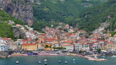 Maiori tatil köyünün insansız hava aracı sineği, Amalfi kıyısı, İtalya, Güzel İtalyan Villa Porto di Maiori Hava aracı manzaralı mavi deniz manzaralı. 