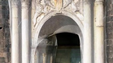 Napoli, İtalya - 2 Ağustos 2023 - Napoli, İtalya 'nın manzarası, tarihi merkezin havadan görünüşü, tüm İtalya' nın panoramik insansız hava aracı görüntüsü. Tarihi yerler üzerinde uçmak, dar sokaklar 