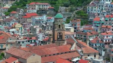 Maiori tatil köyünün insansız hava aracı sineği, Amalfi kıyısı, İtalya, Güzel İtalyan Villa Porto di Maiori Hava aracı manzaralı mavi deniz manzaralı. 