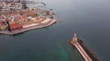 Muhteşem deniz feneri Yunanistan 'la Chania' nın havadan görünüşü. Güzel Eski şehir, Yunanistan ve en güzel manzaralı yerler - eski Chania kentinin manzaralı manzarası. Girit Adası, Panoramik, Seyahat Kavramları