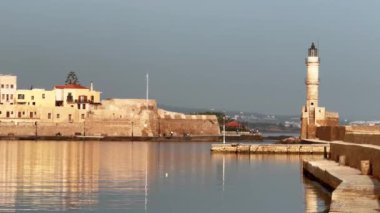 Güzel Eski şehir, Yunanistan ve en güzel manzaralı yerler - eski Chania kentinin manzaralı manzarası. Girit adası, eski Venedik limanı ve deniz fenerinin panoramik mavi saat, Seyahat Konseptleri
