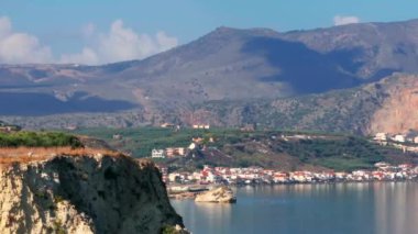 Hava aracı görüntüsü. Yazın Girit, Yunanistan 'da ünlü plaj manzarası. Libya denizinde nehir ve palmiye ağaçları olan ünlü bir sahil. Tropikal ada, Panoramik manzara Girit adasının en güzel plajları
