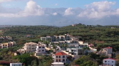 Hava aracı görüntüsü. Yazın Girit, Yunanistan 'da ünlü plaj manzarası. Libya denizinde nehir ve palmiye ağaçları olan ünlü bir sahil. Tropikal ada, Panoramik manzara Girit adasının en güzel plajları