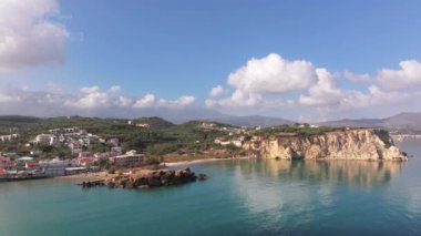 Hava aracı görüntüsü. Yazın Girit, Yunanistan 'da ünlü plaj manzarası. Libya denizinde nehir ve palmiye ağaçları olan ünlü bir sahil. Tropikal ada, Panoramik manzara Girit adasının en güzel plajları