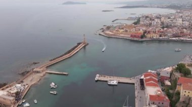 Muhteşem deniz feneri Yunanistan 'la Chania' nın havadan görünüşü. Güzel Eski şehir, Yunanistan ve en güzel manzaralı yerler - eski Chania kentinin manzaralı manzarası. Girit Adası, Panoramik, Seyahat Kavramları