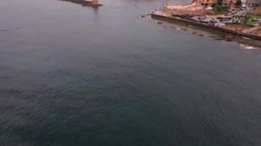 Muhteşem deniz feneri Yunanistan 'la Chania' nın havadan görünüşü. Güzel Eski şehir, Yunanistan ve en güzel manzaralı yerler - eski Chania kentinin manzaralı manzarası. Girit Adası, Panoramik, Seyahat Kavramları