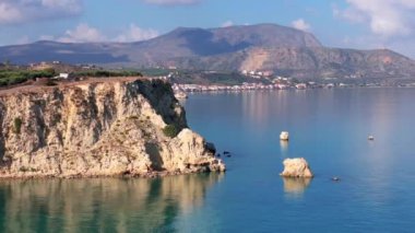 Hava aracı görüntüsü. Yazın Girit, Yunanistan 'da ünlü plaj manzarası. Libya denizinde nehir ve palmiye ağaçları olan ünlü bir sahil. Tropikal ada, Panoramik manzara Girit adasının en güzel plajları