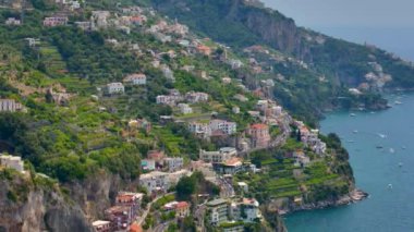 Maiori tatil köyünün insansız hava aracı sineği, Amalfi kıyısı, İtalya, Güzel İtalyan Villa Porto di Maiori Hava aracı manzaralı mavi deniz manzaralı. 