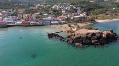 Hava aracı görüntüsü. Yazın Girit, Yunanistan 'da ünlü plaj manzarası. Libya denizinde nehir ve palmiye ağaçları olan ünlü bir sahil. Tropikal ada, Panoramik manzara Girit adasının en güzel plajları