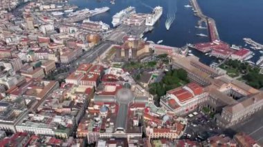 Napoli, İtalya - 2 Ağustos 2023 - Napoli, İtalya 'nın manzarası, tarihi merkezin havadan görünüşü, tüm İtalya' nın panoramik insansız hava aracı görüntüsü. Tarihi yerler üzerinde uçmak, dar sokaklar 