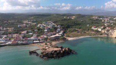 Hava aracı görüntüsü. Yazın Girit, Yunanistan 'da ünlü plaj manzarası. Libya denizinde nehir ve palmiye ağaçları olan ünlü bir sahil. Tropikal ada, Panoramik manzara Girit adasının en güzel plajları