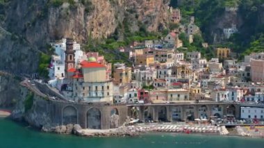Atrani, Amalfi Sahili, İtalya. Günbatımında İtalya 'nın Amalfi Sahili' nde bulunan ünlü Atrani şehrinin havadan çekilmiş görüntüsü. Kasabanın manzarası Yazın altın saatinde kıyı şeridi olan güzel kasaba 