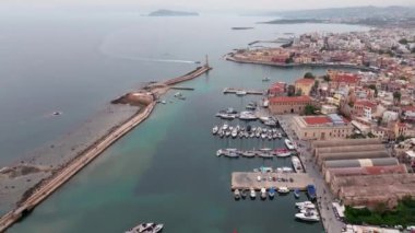 Muhteşem deniz feneri Yunanistan 'la Chania' nın havadan görünüşü. Güzel Eski şehir, Yunanistan ve en güzel manzaralı yerler - eski Chania kentinin manzaralı manzarası. Girit Adası, Panoramik, Seyahat Kavramları