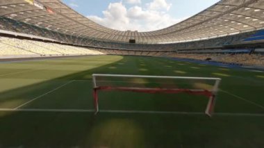 FPV uçuşu, Stadyum. Gece gündüz şehir manzarası. Yukarıdan aydınlık stadyuma kadar oyunlar ve taraftarlarla dolu bir manzara. Stadyum, Kiev, Ukrayna, Futbol stadyumu sahası, futbol arka planı, açık hava sporları 