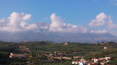 Hava aracı görüntüsü. Yazın Girit, Yunanistan 'da ünlü plaj manzarası. Libya denizinde nehir ve palmiye ağaçları olan ünlü bir sahil. Tropikal ada, Panoramik manzara Girit adasının en güzel plajları