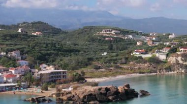 Hava aracı görüntüsü. Yazın Girit, Yunanistan 'da ünlü plaj manzarası. Libya denizinde nehir ve palmiye ağaçları olan ünlü bir sahil. Tropikal ada, Panoramik manzara Girit adasının en güzel plajları