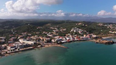 Hava aracı görüntüsü. Yazın Girit, Yunanistan 'da ünlü plaj manzarası. Libya denizinde nehir ve palmiye ağaçları olan ünlü bir sahil. Tropikal ada, Panoramik manzara Girit adasının en güzel plajları
