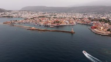 Muhteşem deniz feneri Yunanistan 'la Chania' nın havadan görünüşü. Güzel Eski şehir, Yunanistan ve en güzel manzaralı yerler - eski Chania kentinin manzaralı manzarası. Girit Adası, Panoramik, Seyahat Kavramları
