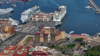 Napoli, İtalya - 2 Ağustos 2023 - Napoli, İtalya 'nın manzarası, tarihi merkezin havadan görünüşü, tüm İtalya' nın panoramik insansız hava aracı görüntüsü. Tarihi yerler üzerinde uçmak, dar sokaklar 