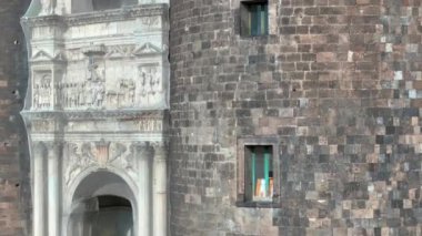 Napoli, İtalya - 2 Ağustos 2023 - Napoli, İtalya 'nın manzarası, tarihi merkezin havadan görünüşü, tüm İtalya' nın panoramik insansız hava aracı görüntüsü. Tarihi yerler üzerinde uçmak, dar sokaklar 