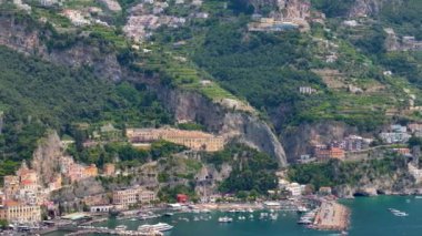 Maiori tatil köyünün insansız hava aracı sineği, Amalfi kıyısı, İtalya, Güzel İtalyan Villa Porto di Maiori Hava aracı manzaralı mavi deniz manzaralı. 