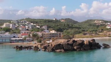 Hava aracı görüntüsü. Yazın Girit, Yunanistan 'da ünlü plaj manzarası. Libya denizinde nehir ve palmiye ağaçları olan ünlü bir sahil. Tropikal ada, Panoramik manzara Girit adasının en güzel plajları