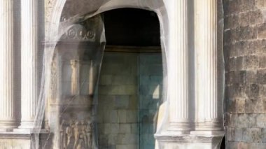 Napoli, İtalya - 2 Ağustos 2023 - Napoli, İtalya 'nın manzarası, tarihi merkezin havadan görünüşü, tüm İtalya' nın panoramik insansız hava aracı görüntüsü. Tarihi yerler üzerinde uçmak, dar sokaklar 