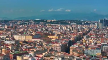 Napoli, İtalya - 2 Ağustos 2023 - Napoli, İtalya 'nın manzarası, tarihi merkezin havadan görünüşü, tüm İtalya' nın panoramik insansız hava aracı görüntüsü. Tarihi yerler üzerinde uçmak, dar sokaklar 